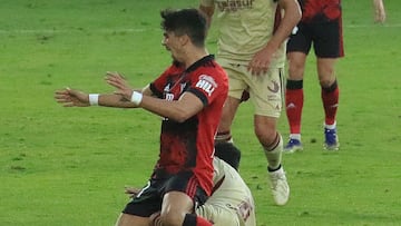 Schutte cae derribado en el duelo ante el Cartagena, disputado en Anduva.