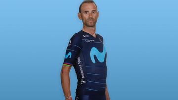 Alejandro Valverde posa con el nuevo maillot del equipo Movistar para la temporada 2022.