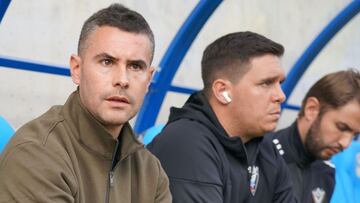 Fran Justo, técnico del Mirandés, antes de comenzar el partido ante el Andorra.