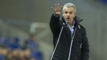 El entrenador del espanyol Javier Aguirre da instrucciones a sus jugadores durante el partido de la vigésimo tercera jornada de la Liga de Primera División que se juega hoy en el estadio Cornellá-El Prat.