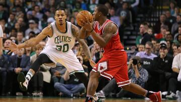 BOSTON, MA - NOVEMBER 2: Gerald Green #30 of the Boston Celtics defends Isaiah Canaan #0 of the Chicago Bulls during the third quarter at TD Garden on November 2, 2016 in Boston, Massachusetts. Maddie Meyer/Getty Images/AFP
== FOR NEWSPAPERS, INTERNET, TELCOS & TELEVISION USE ONLY ==