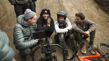 Las protagonistas de la película chequeando uno de los clips de la cinta.