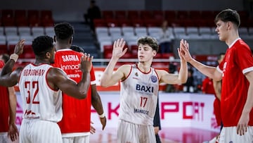 Mario Saint-Supery, base del Baxi Manresa, saluda a sus compañeros tras vencer al Benfica.