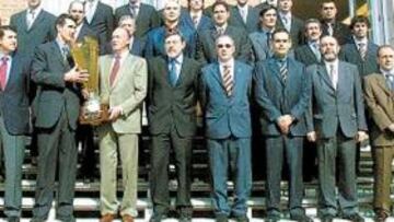 <b>EL REY CON LOS CAMPEONES. </b>Garralda le entregó a Don Juan Carlos una réplica de la Copa del Mundial.