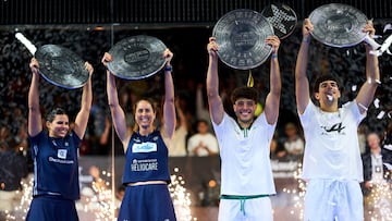 Delfi, Gemma, Coello y Tapia con sus trofeos en Cancún.