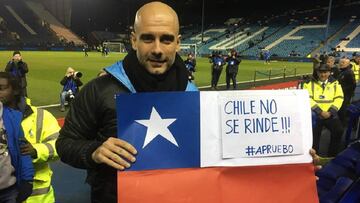 "Chile no se rinde", la foto de Pep Guardiola con la bandera que es viral
