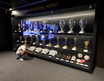 Aficionado viendo los Trofeos Internacionales del Real Madrid.