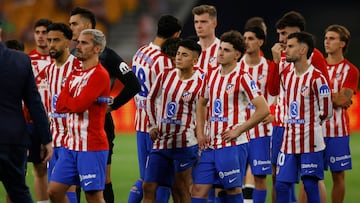 Julián Alvarez con el resto de sus compañeros tras caer en la final de Copa.