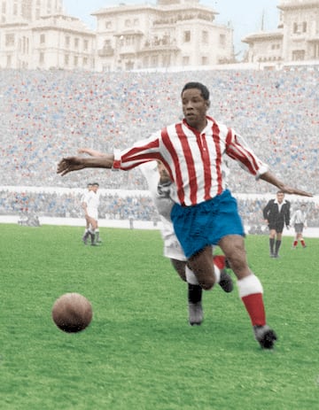 Larbi Ben Barek, la Perla Negra, como le llamaban, fue uno de los mejores futbolistas de su época. Un espectáculo sobre el terreno de juego que llenaba el Metropolitano. Jugó en el Atlético cinco temporadas y media (desde la campaña 1948-49 a la 53-54). Disputó 123 partidos y marcó 63 goles. Había nacido en Casablanca (Marruecos) y de rojiblanco ganó dos títulos ligueros (49-50 y 50-51) y la Copa Eva Duarte (51-52). Componente de la delantera de cristal del Atlético, los estadios en España se llenaban cuando acudía el Atlético con la Perla Negra. Pese a que llegó al club madrileño con 31 años hizo felices a todos los aficionados que llenaban el coliseo rojiblanco.