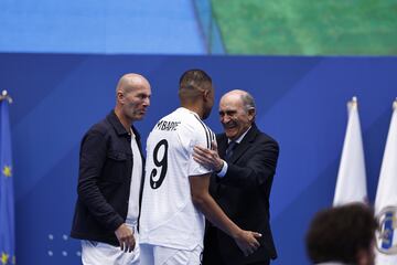 El Presidente de Honor del Real Madrid, José Martínez Sánchez 'Pirri', saluda a Mbappé junto a Zidane. 