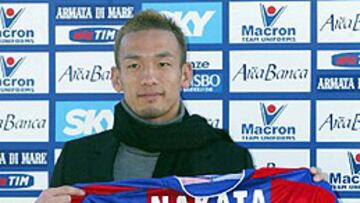 <b>DEL PARMA AL BOLONIA. </B>Hidetoshi Nakata muestra su nueva camiseta.
