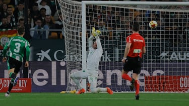 0-4. Otro contragolpe letal. El debutante, Ademola Lookman, avazan desde el centro del campo, le dobla Antoine Griezmann, le asiste el delantero nigeriano y el mediocentro francés bate a Adrián.