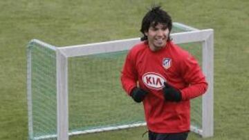 <b>SORPRESA.</b> El delantero del Atlético de Madrid Sergio Agüero sorprendió al no incluir a ningún jugador atlético en el once del año 2008.