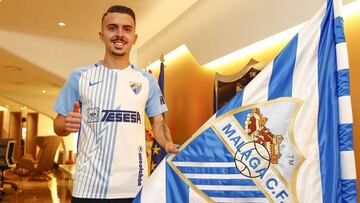 Joaqu&iacute;n Mu&ntilde;oz, posando con la bandera del M&aacute;laga.