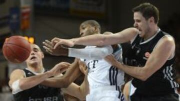 ACOSADO. Slaughter, que volvía a la cancha donde jugó la pasada campaña, trata de agarrar el balón ante la presión de Zirbes y Nachbar.