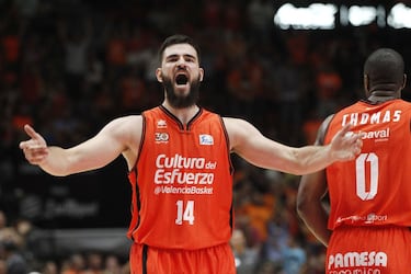 El Valencia conquistó en junio de 2017 la primera Liga de su historia tras noquear 1-3 al Madrid. La clave de la final estuvo en el Palacio, en el 1-1 del domingo día 11. Una canasta de Dubljevic a la remanguillé con Nocioni asido a la bola, en una acción que rozó la lucha, rompió el empate a falta de 57 segundos (79-81). Al pívot montenegrino, que hizo un partidazo (20 puntos y 9 rebotes), le cerraba Hunter mientras Nocioni acudía a la ayuda. Pero logró levantar el balón de una manera increíble, mezcla de deseo, fuerza y habilidad. Y algo de suerte, la que supo buscar. La que encontró. Agarrado a ese tiro imposible que subió con plomo y cayo flotando en el aire, el Valencia despegó con los puños apretados.