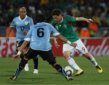 Guillermo Franco en el partido de la jornada 3 de la Fase de Grupos del Mundial Sudáfrica 2010 entre México y Uruguay.