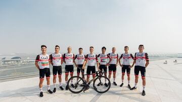 Los corredores del UAE Emirates, con Tadej Pogacar, posan durante una concentraci¨®n en Dubai.