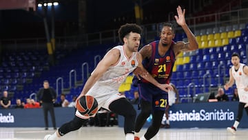 Hapoel IBI Tel Aviv's US guard #03 Elijah Bryant drives against Barcelona's US guard #21 Will Clyburn during the Euroleague basketball match between FC Barcelona and Hapoel IBI Tel-Aviv at Palau Blaugrana arena in Barcelona on March 13, 2026. (Photo by Lluis GENE / AFP)