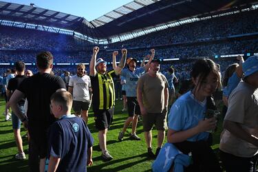 Aficionados citizens saltaron al terreno de juego para celebrar el título de liga conseguido por el Manchester City.