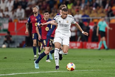 Frenkie De Jong derriba a Kylian Mbappé cuando se va solo.