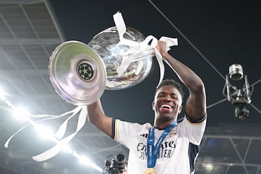 El heredero natural del trono merengue. Vinicius explotó definitivamente en la temporada 2021/22 y desde entonces se ha mantenido como uno de los atacantes más determinantes del planeta. En 2024, con Champions en sus vitrinas y exhibiciones constantes, su valor alcanzó los 200 millones, reflejo de su impacto global y su rol protagónico en el nuevo ciclo del Real Madrid.
