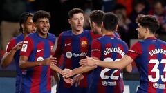 BARCELONA, 11/02/2024.- El delantero del FC Barcelona, Lamine Yamal (i), celebra con sus compañeros el primer gol del equipo blaugrana durante el encuentro correspondiente a la jornada 24 de Primera División que disputan hoy Domingo FC Barcelona y Granada en estadio Lluis Companys, en Barcelona. EFE / Andreu Dalmau.
