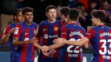 BARCELONA, 11/02/2024.- El delantero del FC Barcelona, Lamine Yamal (i), celebra con sus compañeros el primer gol del equipo blaugrana durante el encuentro correspondiente a la jornada 24 de Primera División que disputan hoy Domingo FC Barcelona y Granada en estadio Lluis Companys, en Barcelona. EFE / Andreu Dalmau.
