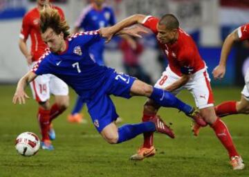 Goekhan Inler de Suiza en acción ante Ivan Rakitic de Croacia Durante el partido amistoso entre Suiza y Croacia
