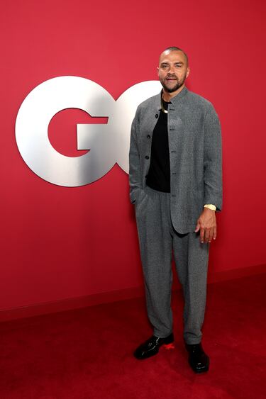 Jesse Williams posa en la alfombra roja de la gala 'Hombres del año 2025' de GQ en Los Ángeles.