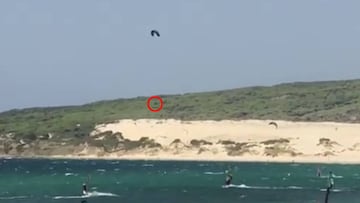 Carlos Aldaravi vuela a 30 metros de altura en la playa de Valdevaqueros (Tarifa, Cádiz) durante más de 30 segundos durante la última parada de la Spain Kiteboarding League (SKL) en lo que podría ser un nuevo récord del mundo.