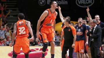 GRAF1534. VALENCIA, 27/10/2017.- El escolta del Valencia Alberto Abalde celebra una acción ante el Unicaja en partido de la cuarta jornada de la Euroliga que se disputa en el pabellón de la Fuente de San Luis. EFE/ Miguel Ángel Polo