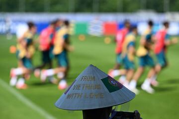 Detalle del sombrero de un reportero gráfico durante el entrenamiento de Portugal. 
 