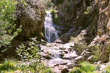 Si queremos hacer senderismo por la Comunidad de Madrid este verano, el Valle del Lozoya es una de las mejores zonas para hacerlo. En plena sierra de Guadarrama, nos encontraremos con todo tipo de paisajes naturales, como por ejemplo estos saltos de agua. Uno de sus recorridos parte desde el Monasterio del Paular hasta las Cascadas del Purgatorio, yendo por el sendero Camino Viejo de Madrid.