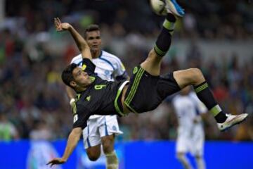 El ariete del Benfica ensaya una chilena.