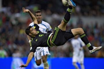 El ariete del Benfica ensaya una chilena. 