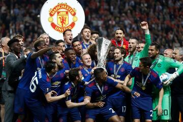 El United celebra su triunfo en la final de la Europa League 2016-17 tras imponerse al Ajax en el Friends Arena de Solna (Suecia).