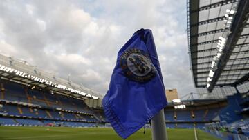 The Chelsea logo is pictured on a corner flag ahead of the English Premier League football match between Chelsea and Liverpool at Stamford Bridge in London on September 16, 2016. / AFP PHOTO / Adrian DENNIS / RESTRICTED TO EDITORIAL USE. No use with unaut