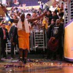 Kobe (38) acude al rescate de los Lakers ante Ricky (10+15)