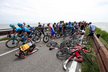 Ca¨ªda masiva del pelot¨®n durante la 15? etapa del Giro de Italia 2021, una carrera de 147 km entre Grado y Goriziav