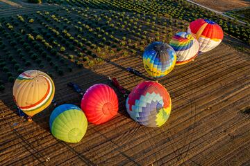 HARO (La Rioja)16/08/2024.- El cielo de Haro (La Rioja) vuelve a te?irse de colores durante los pr¨®ximos tres d¨ªas con los globos aerost¨¢ticos de los 19 participantes en la 24 edici¨®n de la regata internacional 'Capital del Rioja'. Una veintena de pilotos procedentes de Portugal, Francia y Espa?a sobrevolar¨¢n la ciudad de Haro para participar este fin de semana en una de las regatas m¨¢s famosas del mundo. EFE/ Raquel Manzanares
PUBLICADA 17/08/24 NA MA32 5COL CONTRAPORTADA FOTO FINISH