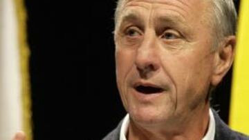 Cruyff acusa a Mourinho de "barcelonitis" y asegura que no acertó "ni una sola vez en su toma de decisiones" en los enfrentamientos ante el Barcelona.