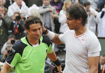 El octavo se recordará por una batalla inhumana ante Djokovic en semifinales. Tras 4h:37, acabó 6-4, 3-6, 6-1, 6-7 y 9-7. “Disfruto con el sufrimiento”, dijo. En la final, destrozó al gran David Ferrer por 6-3, 6-2 y 6-3. En 2012 había pasado siete meses KO y supo levantarse para triunfar de nuevo en París. “Nadal es el mejor”, reconoció Ferrer al final de otra fiesta española en Roland Garros, como las que vivieron antes Bruguera contra Berasategui (1994), Moyá ante Corretja (1998) y Costa frente a Ferrero (2002).