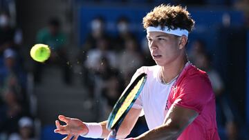 El tenista estadounidense Ben Shelton devuelve una bola durante Tommy Paul en su partido de cuartos de final del Torneo de Tokio.