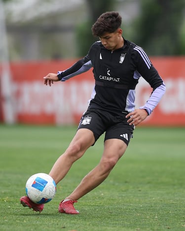 Nieto de Carlos Caszely da su paso más importante en Colo Colo: “Su abuelo siempre lo ha apoyado de forma anónima”