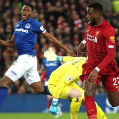 Con Mina, Everton pierde ante Liverpool y cae en zona roja