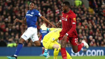 Con Mina, Everton pierde ante Liverpool y cae en zona roja