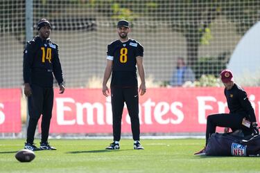 Josh Johnson y Marcus Mariota.