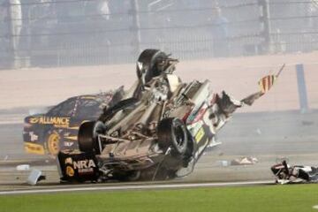 El accidente se produjo en la última vuelta de la carrera Coke Zero 400 de la Nascar. Los pilotos Denny Hamblin y Kevin Harvick se tocaron y el coche 3 que conducía Austin Dillon fue el más afectado.