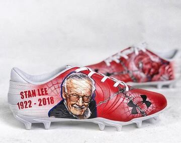 Mohamed Sanu le dedicó un homenaje al creador Marvel al colocarlo junto a Spiderman en sus tachones. 

